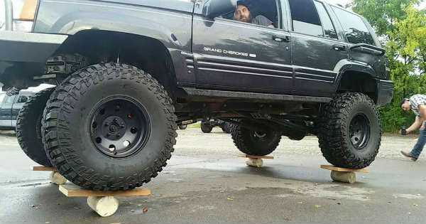 Jeep Grand Cherokee SUV Balances 6