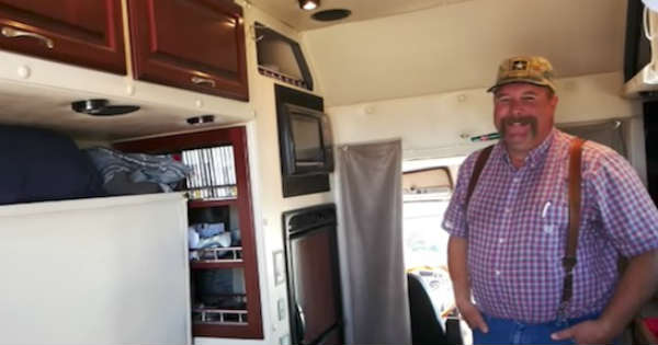 NOMAD LIVING TRUCKER Take a Tour of his Over Sized Sleeper Truck 2