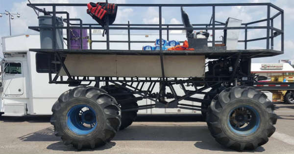 pOLICEMAN Yells At This Man Helping Hurricane Harvey Victims 2