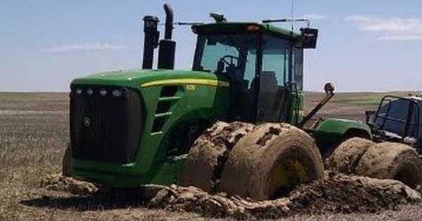 Powerful Tractors mud 2 TN