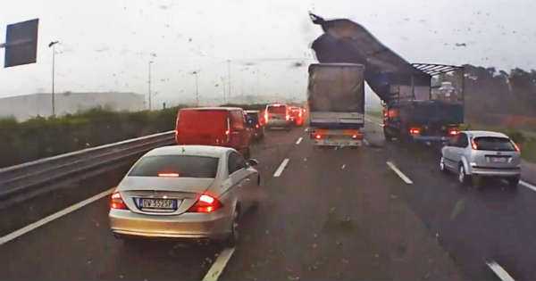 f4 TORNADO is Shaking The Cars On The ROAD 1