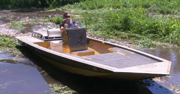 21 Riverine Swamp Shark Boat Metal MudBoat water fishing hunting 2
