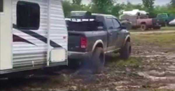 DODGE RAM Cummins Goes Trough MUD With A Huge Trailer 1