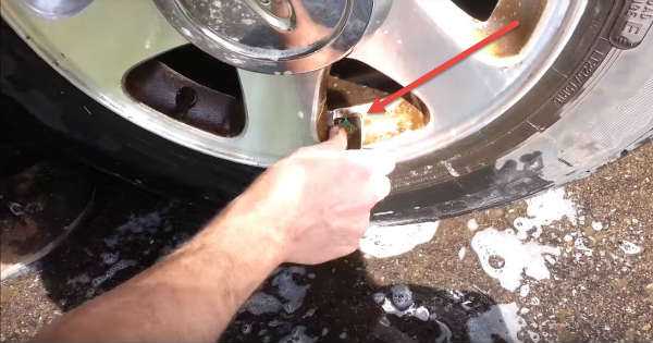 Amazing Trick For Cleaning Brake Dust on Aluminium Wheels 1