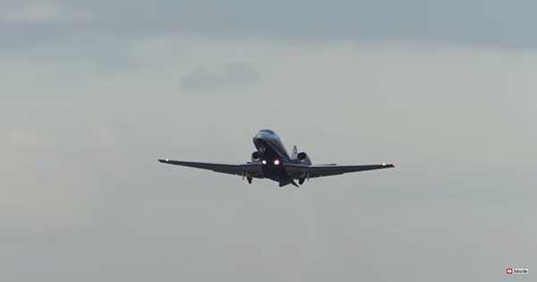 CESSENA Citation Airplane Looks Tiny Compared To The Boeing 747 2