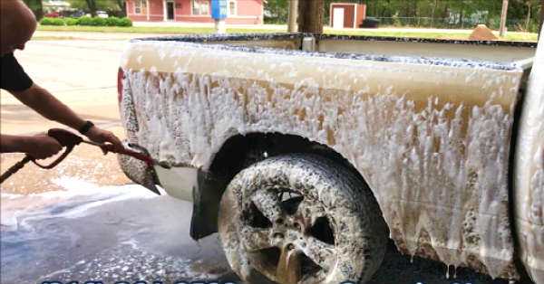 Dirty Truck Changes Color With The Pressure Washer Foamer 1