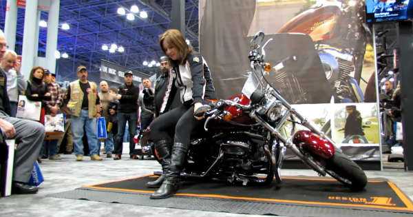 Easily Pick Up A Fallen Motorcycle 3