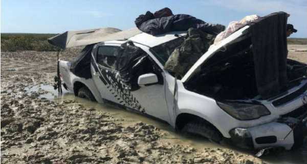 Stranded Sleep On Car Roof To Avoid Crocodiles Circling Around Their Vehicle 1