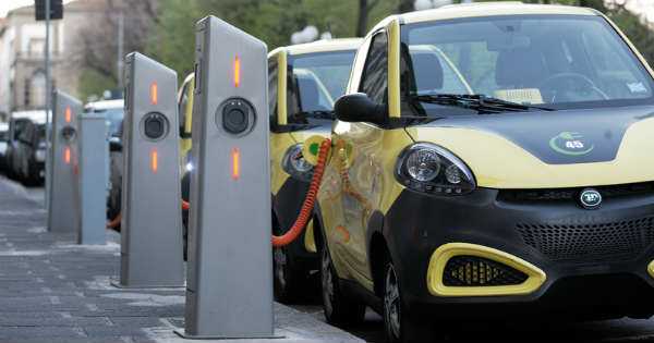 3 Challenges Facing the Electric Vehicles Industry 1