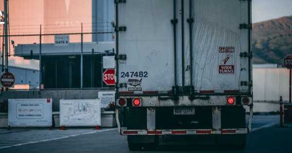 Things to consider when hiring trucking companies 1