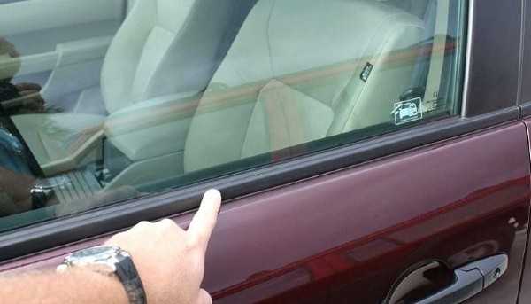 How to Clean Rubber Trim Around Car Windows 1